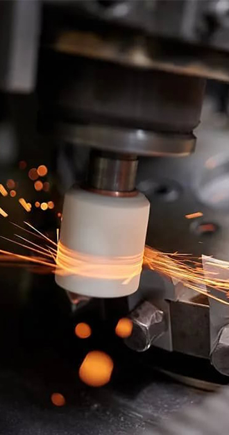 What kinds of CNC lathe chucks are commonly used?